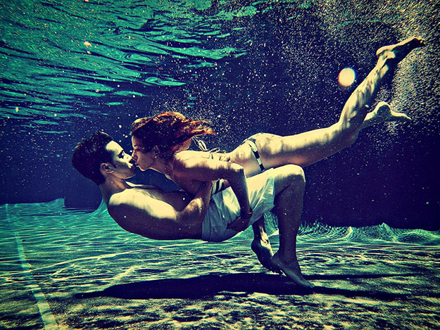  Couple Kiss Underwater 