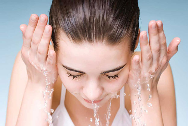 Eau-lavage du visage