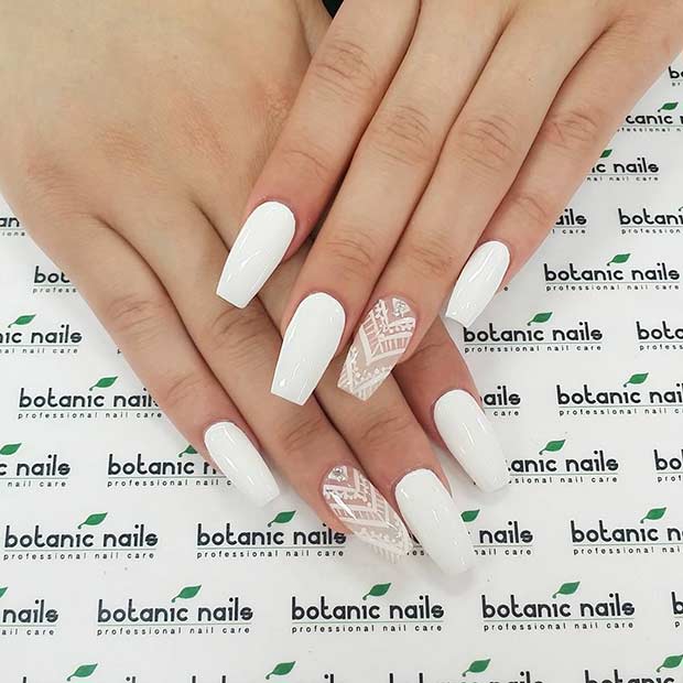 White Lace Accent Nail 