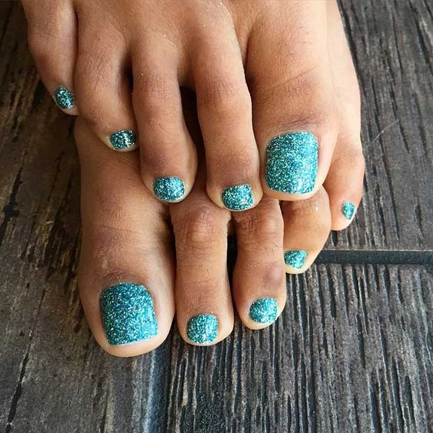 Green Glitter Toe Nail Design for Spring and Summer