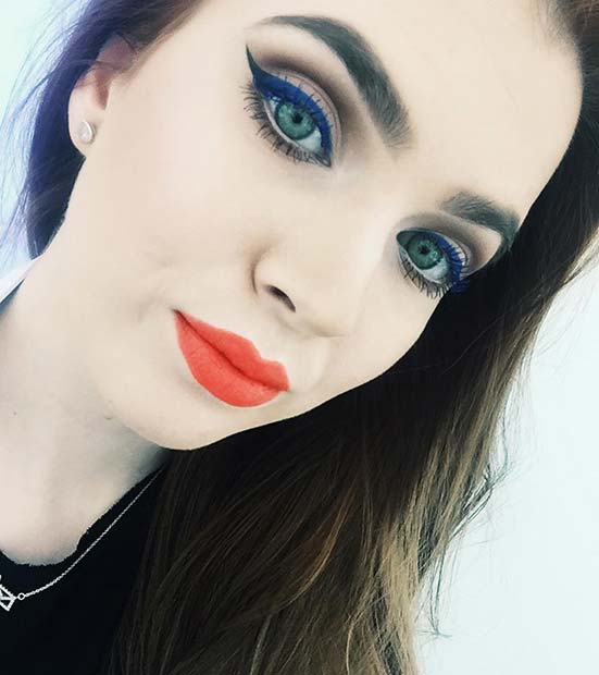 Blue Eyeliner and Bright Lipstick Spring Makeup Idea