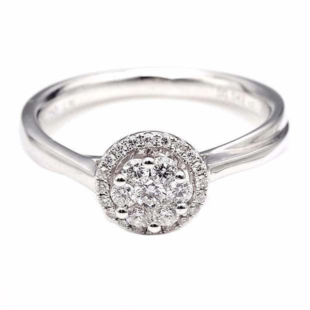 Luxurious Round Cut Diamond Ring