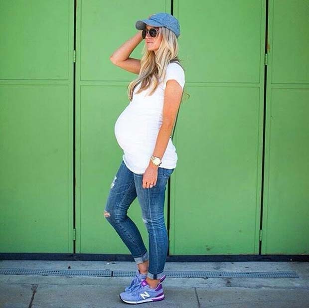 Casual T shirt and Jeans Maternity Outfit 