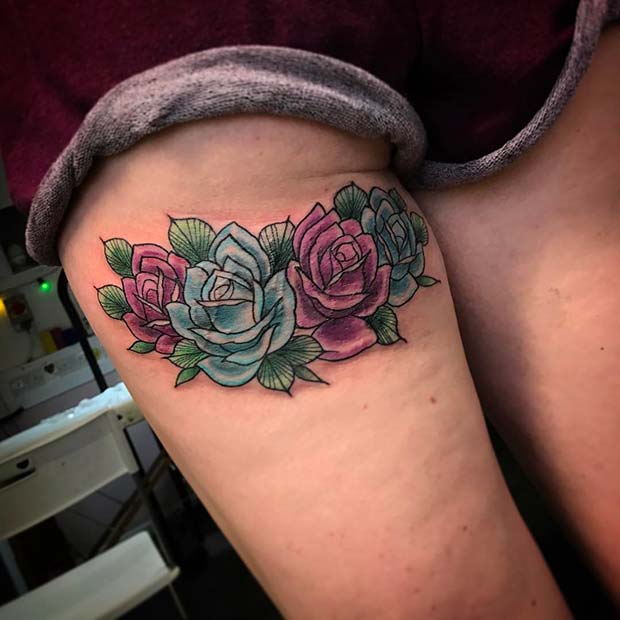 Tatuaje de rosas coloridas en la parte posterior del muslo