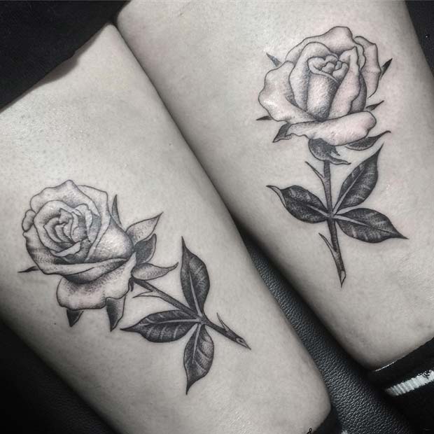 dos rosas tatuajes en el muslo