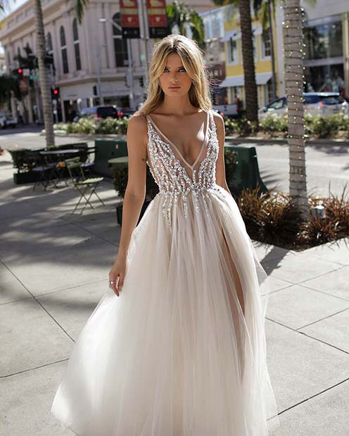 Jolie robe de mariée avec décolleté plongeant