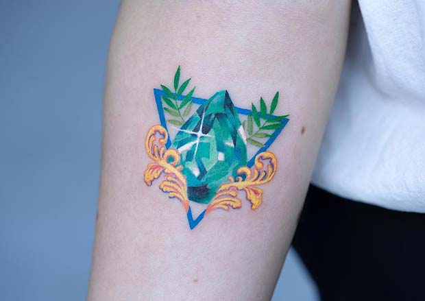 Hübsches Edelstein-Dreieck-Tattoo 