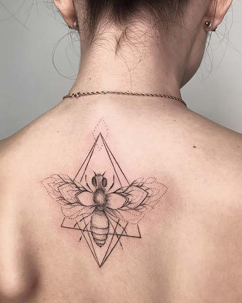Dreieck und Insekt Tattoo Design 