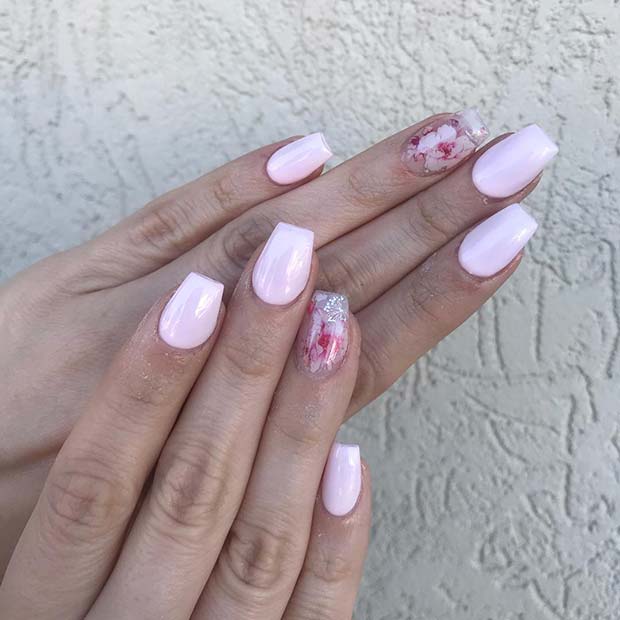 Preciosas uñas de color rosa claro con acento floral