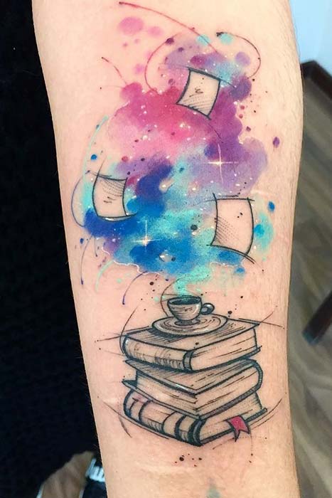 Wasserfarbener Bücherstapel Tattoo-Idee