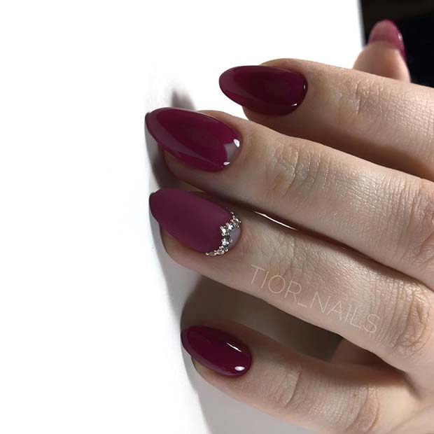 Bordeaux nagels met edelstenen