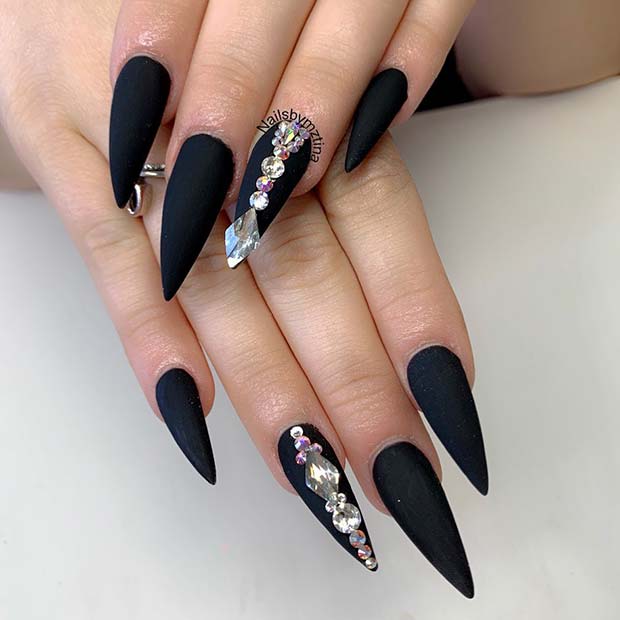 Unghii stiletto Matte cu diamante 