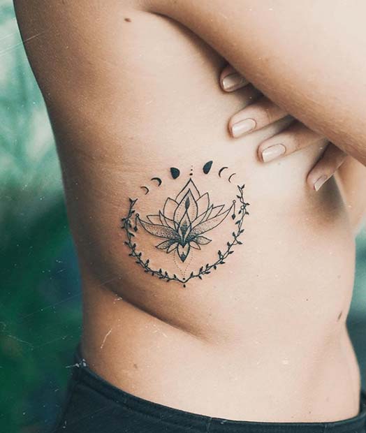 Smukt ribbenstatovering med måner og en lotus