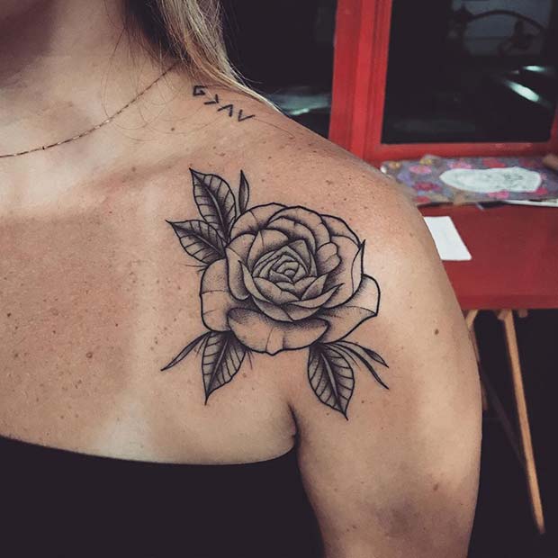 Tatuaje de hombro de rosa de tinta negra