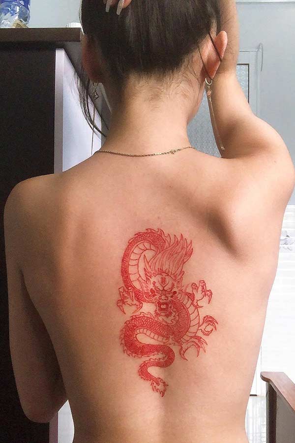 Tatuaje en la espalda, dragón de tinta roja