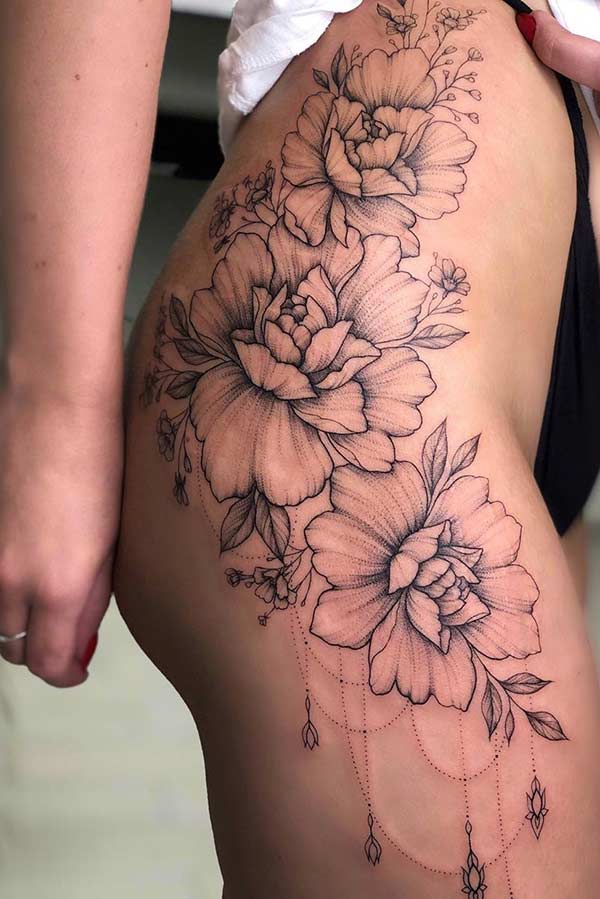 Tatuaje floral sexy en el muslo