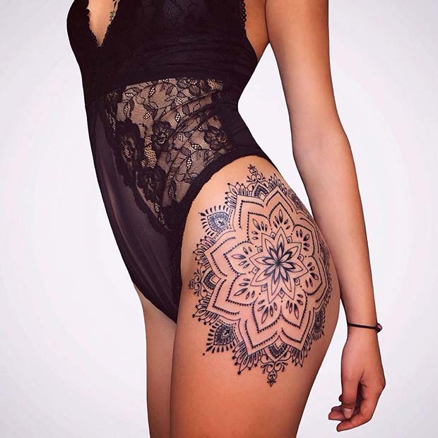 Tatuaje en el muslo, mandala sexy