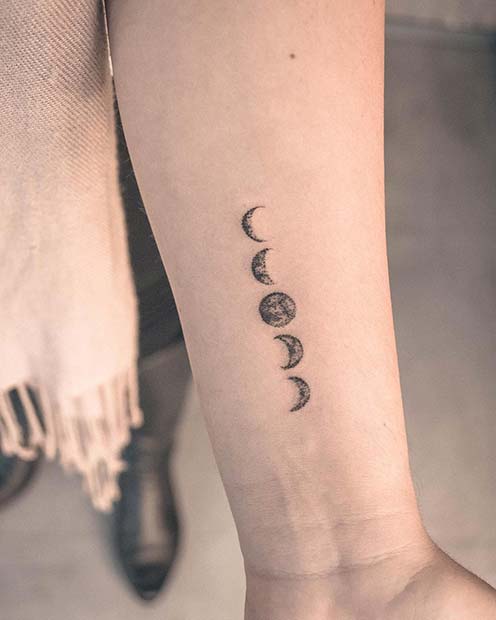 11 Minimalist Moon Tattoo Ideas Youll Want For Your First Tattoo