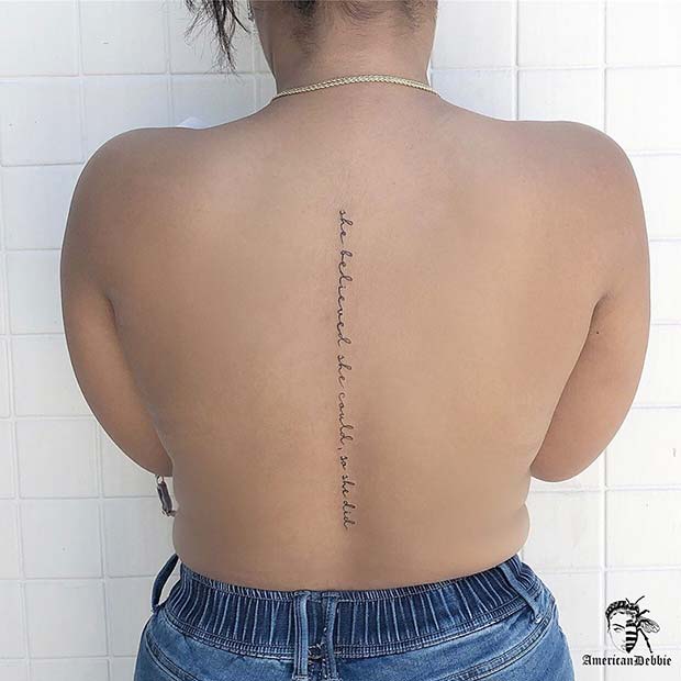 Tatuaje de columna con una cita