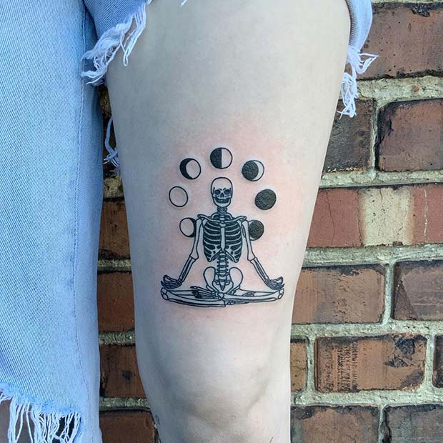 Tatuaje único de fase lunar con esqueleto meditador