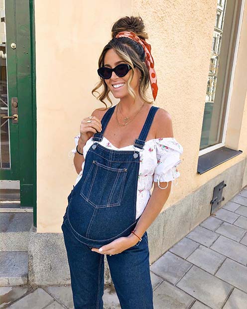 Denim Dungarees Outfit Idea for Pregnant Women 