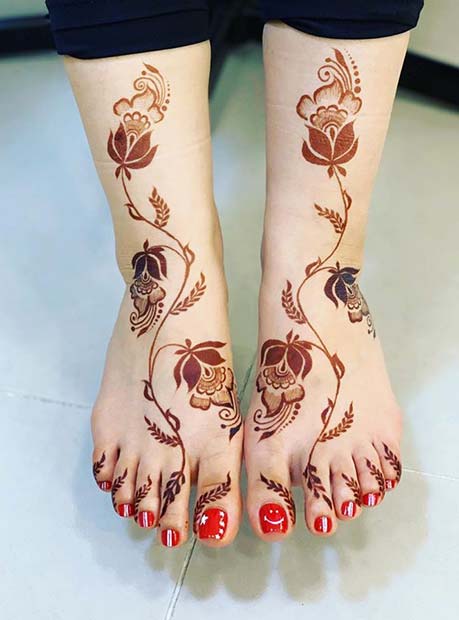 Floral Henna on the Feet and Legs
