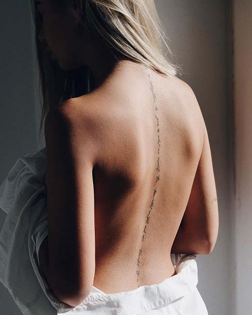 Increíble diseño de tatuaje en la columna vertebral