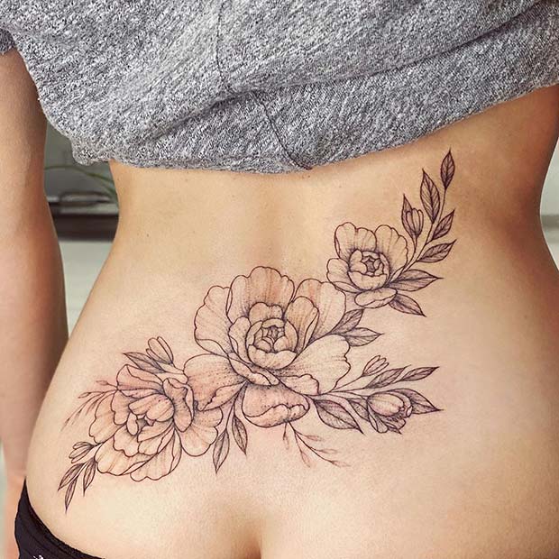 Tatuaje floral en la espalda