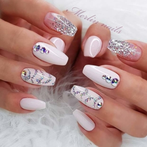 21 Pretty White Glitter Nails for Any Occasion - StayGlam