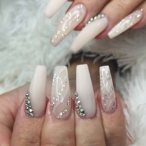 21 Pretty White Glitter Nails for Any Occasion - StayGlam