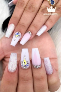 21 Pretty White Glitter Nails for Any Occasion - StayGlam