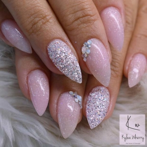 23 Classy and Cute Short Stiletto Nails - StayGlam